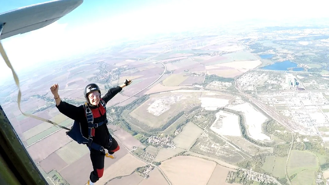 Sprungschüler beim Absprung am Flugplatz