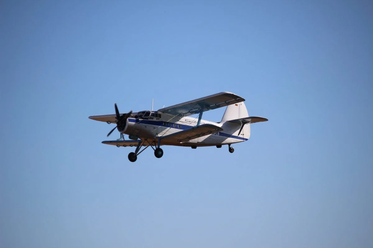 Die AN-2 im Flug über dem Flugplatz