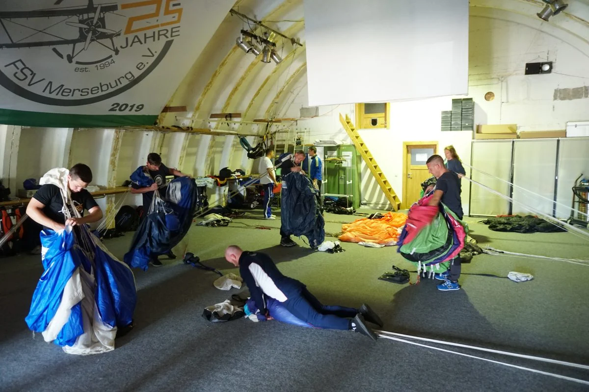 Packhalle im ausgebauten ehemaligen Flugzeug-Shelter